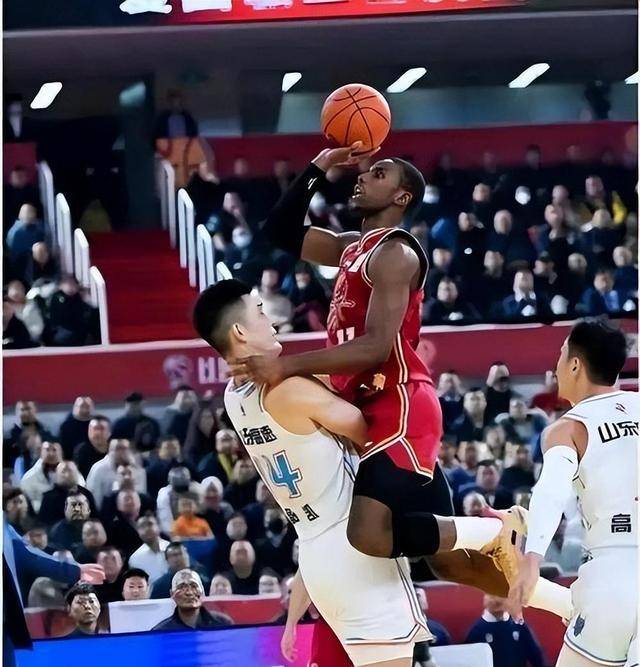 旺财28互动赛后全明星赛焦点战,广州队远射贴柱,悬念犹存,更衣室氛围转暖的简单介绍